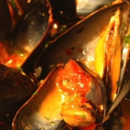 Garlic, Wine, and Tomato Steamed Mussels