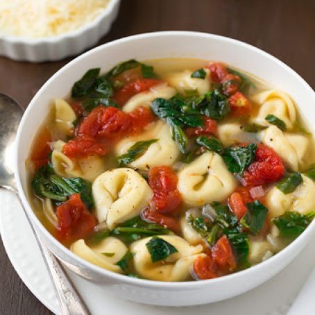Fresh Spinach Tomato and Garlic Tortellini Soup