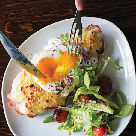 Croque Tartine Parisienne (Egg-Topped Ham and Cheese Sandwich)