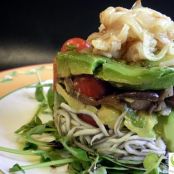ENSALADA TEMPLADA DE HONGOS, AGUACATE Y ANGULAS