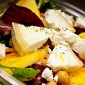 ENSALADA DE FRUTAS CON QUESO DE CABRA Y VINAGRETA DE MIEL