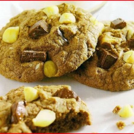 MACADAMIA CHOCOLATE CHUNK COOKIES