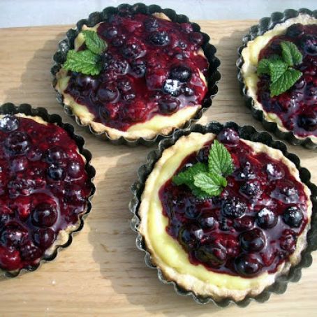 Berries tartalettes with lemon curd