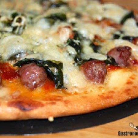 PIZZA DE SALCHICHA Y ESPINACAS