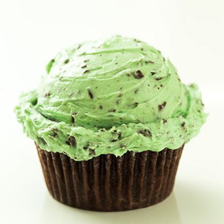 Chocolate Cupcakes with Fluffy Mint Chocolate Chip Buttercream Frosting