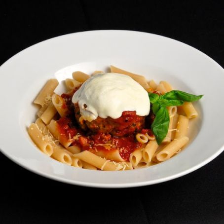 MONSTRUO DE ALBONDIGA EN PASTA CON SALSA DE ALBAHACA