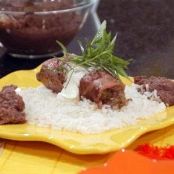 ROLLOS DE RES RELLENOS CON SALSA DE CHICHARRON