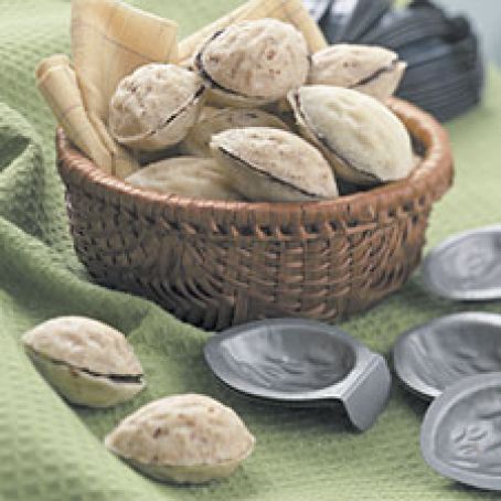 Almond Cookies with Praline Chocolate Filling