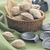 Almond Cookies with Praline Chocolate Filling