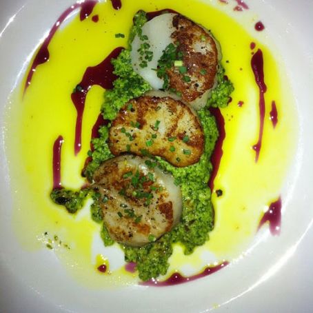 Scallops with Almonds, Curry & Red Wine Reduction