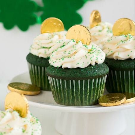 GREEN VELVET ST. PATRICK’S DAY CUPCAKES