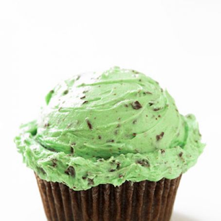Chocolate Cupcakes with Fluffy Mint Chocolate Chip Buttercream Frosting