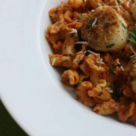 Pasta with Scallops and Roasted Red Pepper Pesto