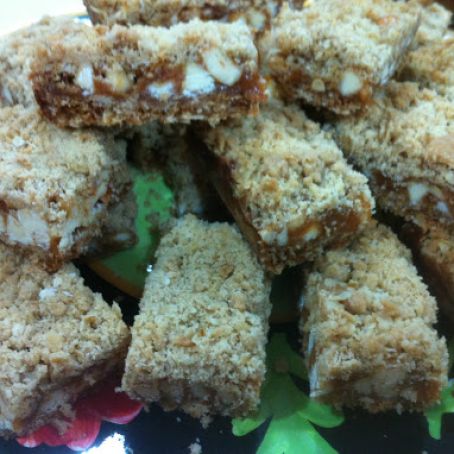 White Chocolate-Caramel-Cashew Oatmeal Bars