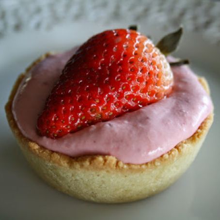 Island Strawberry Mousse Mini Pies
