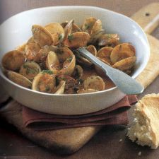 Clams in tomato and saffron sauce