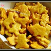 Cheesy Quinoa Crackers