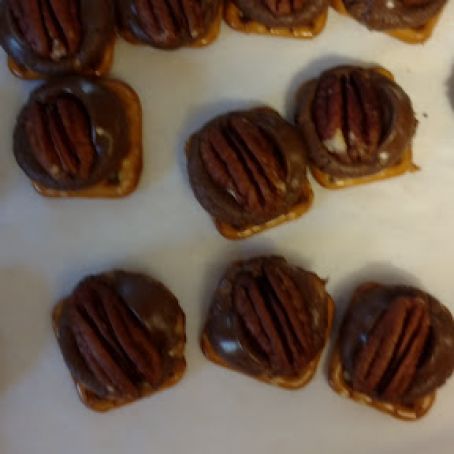 EASY PECAN CARAMEL DELIGHTS
