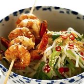 Vietnamesisk nudelsallad med halstrade jättreräkor