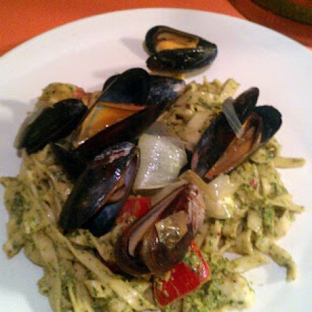 Linguine with Pesto and Mussels
