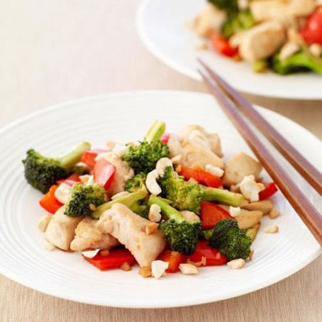 Stir-Fried Chicken with Broccoli, Red Peppers and Cashews