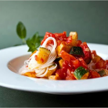 RICE NOODLES w/ZUCCHINI, TOMS & MINT