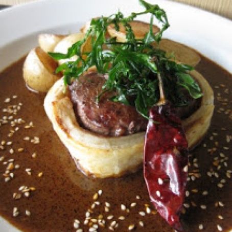 FILETE DE RES HOJALDRADO EN MOLE Y EPAZOTE FRITO