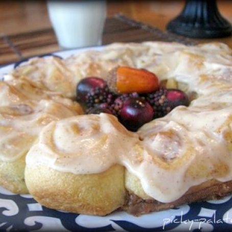 PUMPKIN SPICED CREAM CHEESE BREAKFAST ROLLS
