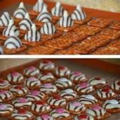 Pretzel M&M Hugs (Christmas Style) Serves 70