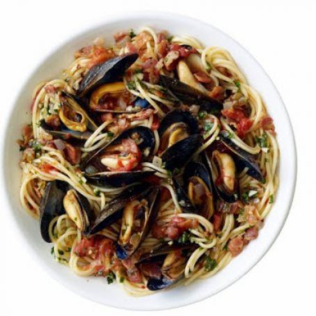 Spaghetti With Mussels and Bacon