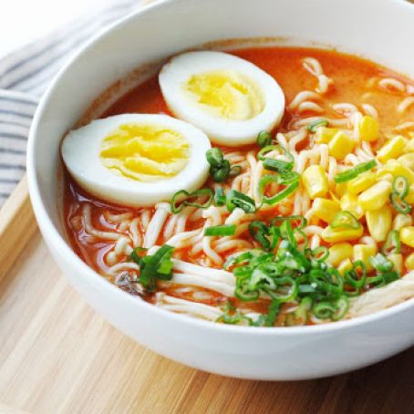 Easy Spicy & Creamy Garlic Sriracha Ramen Recipe