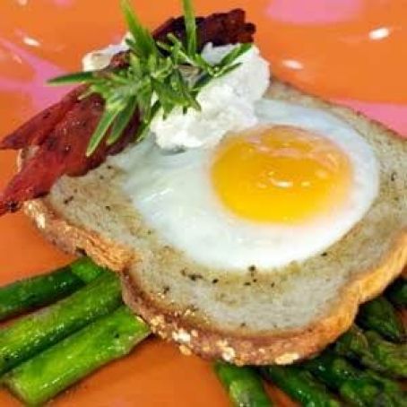 HUEVOS EN PAN TOSTADO CON TOCINO