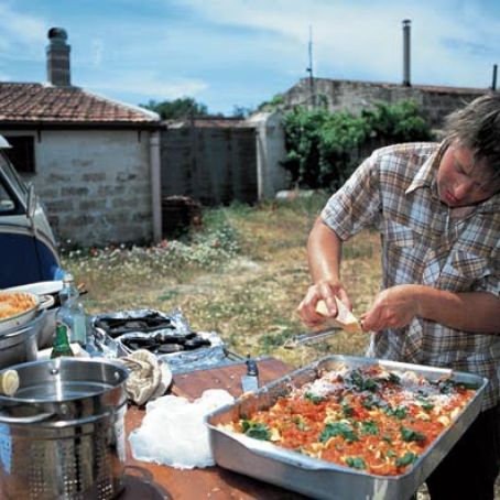 baked pasta with tomatoes and mozzarella (pasta al forno con pomodori e mozzarella)