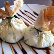 SAQUITOS DE PASTA PHILO RELLENOS DE QUESO Y CAMARON