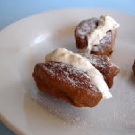 Brown sugar and cinnamon meringues with praline cream