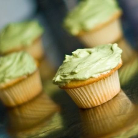WHITE CHOCOLATE MATCHA MINT BUTTERCREAM ON COCONUT CUPCAKES