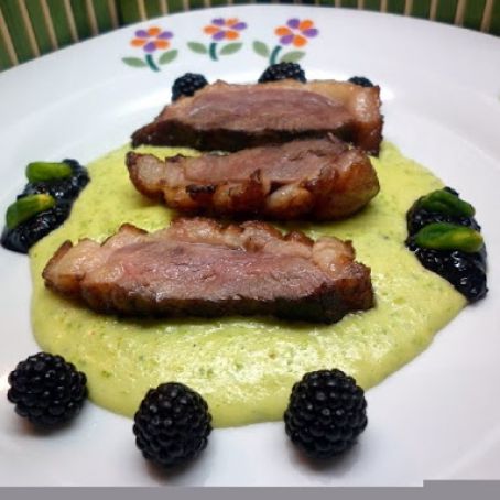 MAGRET DE PATO EN SALSA DE PISTACHE