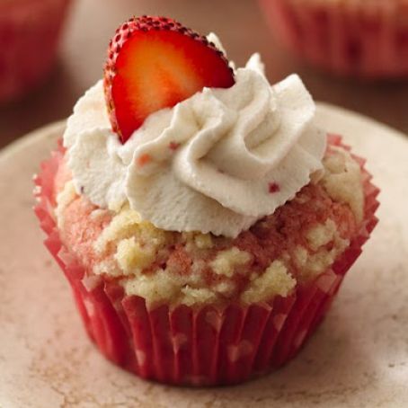 Streusel-Topped Strawberry-Rhubarb Cupcakes