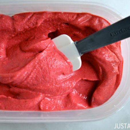 Healthy Strawberry Frozen Yogurt