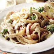 FETTUCCINE ALFREDO WITH CHICKEN AND VEGETABLES