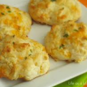 RED LOBSTER'S CHEDDAR BAY BISCUITS