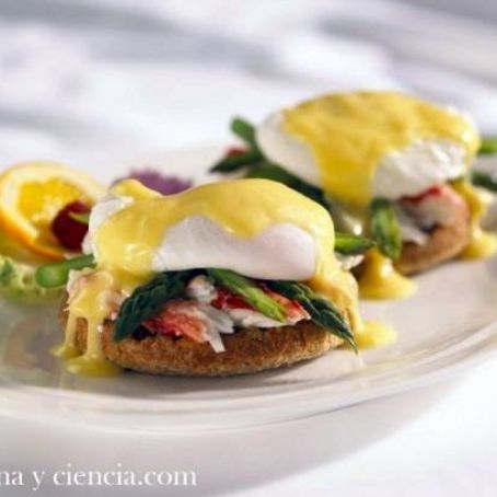 HUEVOS BENEDICT CON CANGREJO Y ESPARRAGOS
