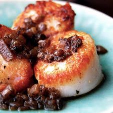 Pan-Seared Scallops with White Wine Reduction