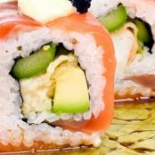 ROLL DE TEMPURA DE CAMARON ENVUELTO EN SALMON