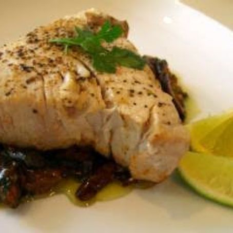 PAN SEARED TUNA w/SHIITAKE CREAM SAUCE