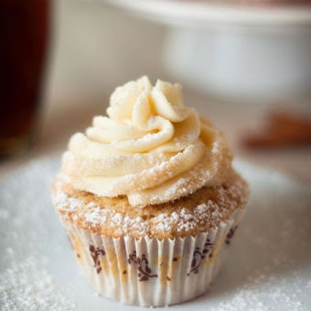 Streusel Topped French Toast Cupcakes with Maple Buttercream