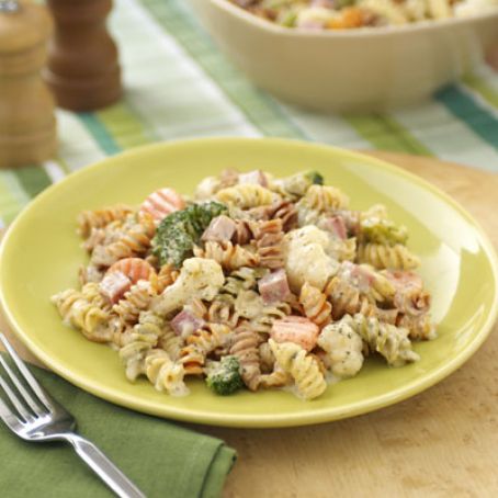 Creamy pesto ham garden salad