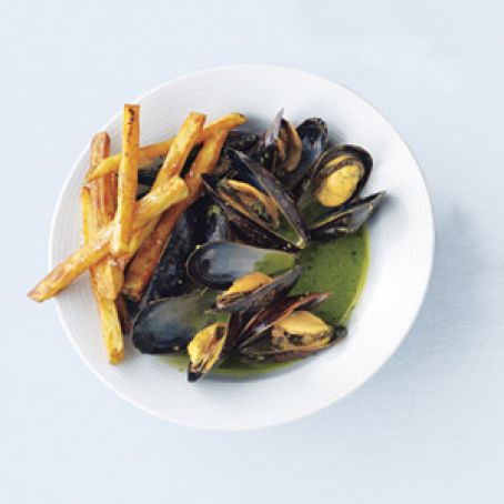 Mussels With Pesto and Garlic Oven Fries