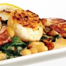 Seared scallops with white beans and bacon