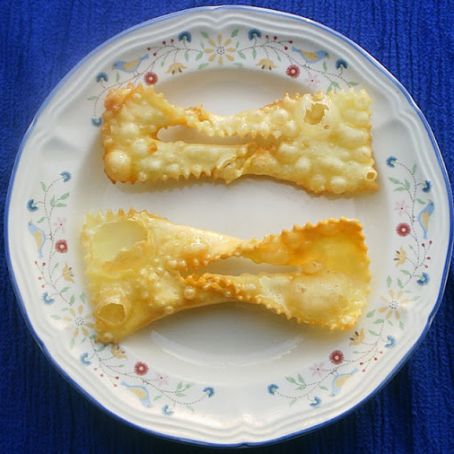 Caragnole con miele(Italian Holiday friter with honney)